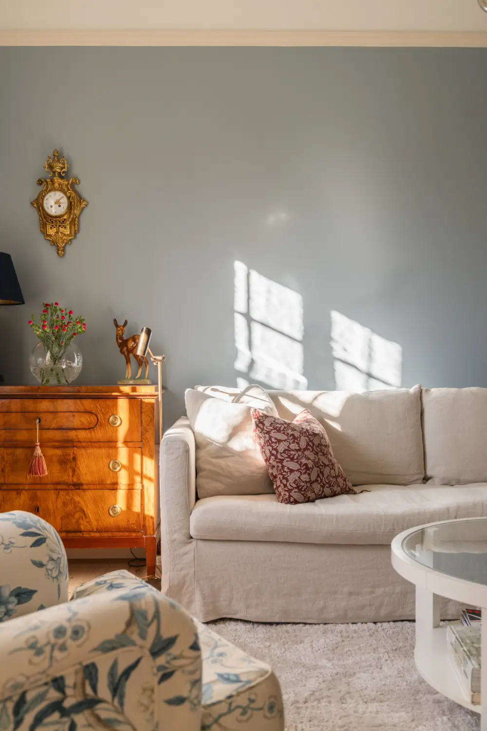 Cozy English Cottage-Style Interiors in an Early 20th-Century Stockholm Apartment 6 classic-interiors-blue-accents-stately-1910s-apartment-building-stockholm