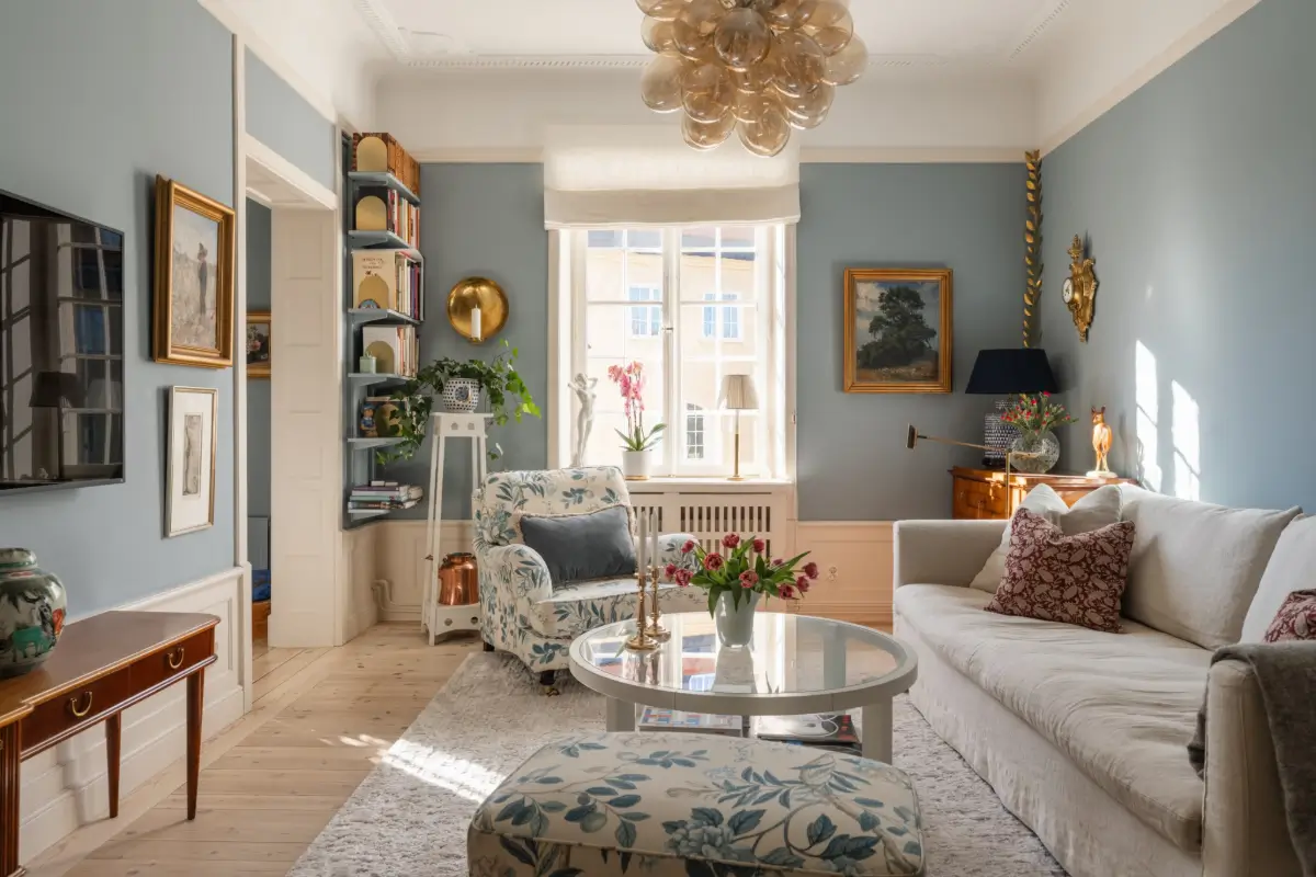 Cozy English Cottage-Style Interiors in an Early 20th-Century Stockholm Apartment 2 classic-interiors-blue-accents-stately-1910s-apartment-building-stockholm