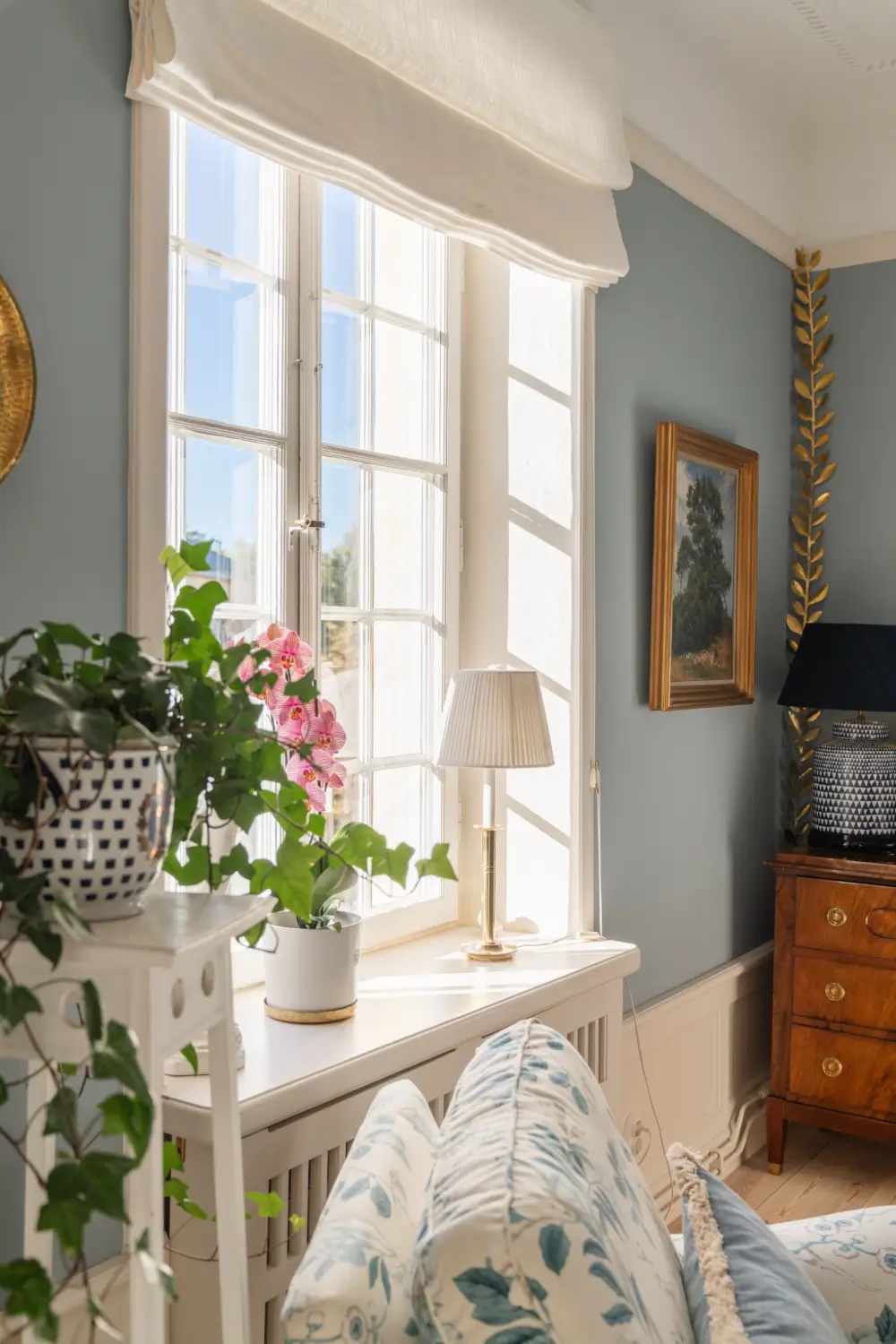 Cozy English Cottage-Style Interiors in an Early 20th-Century Stockholm Apartment 3 classic-interiors-blue-accents-stately-1910s-apartment-building-stockholm