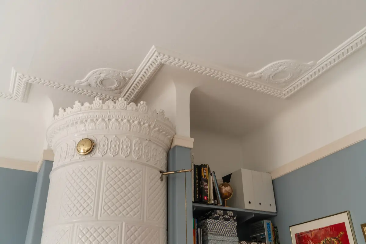 Cozy English Cottage-Style Interiors in an Early 20th-Century Stockholm Apartment 8 classic-interiors-blue-accents-stately-1910s-apartment-building-stockholm