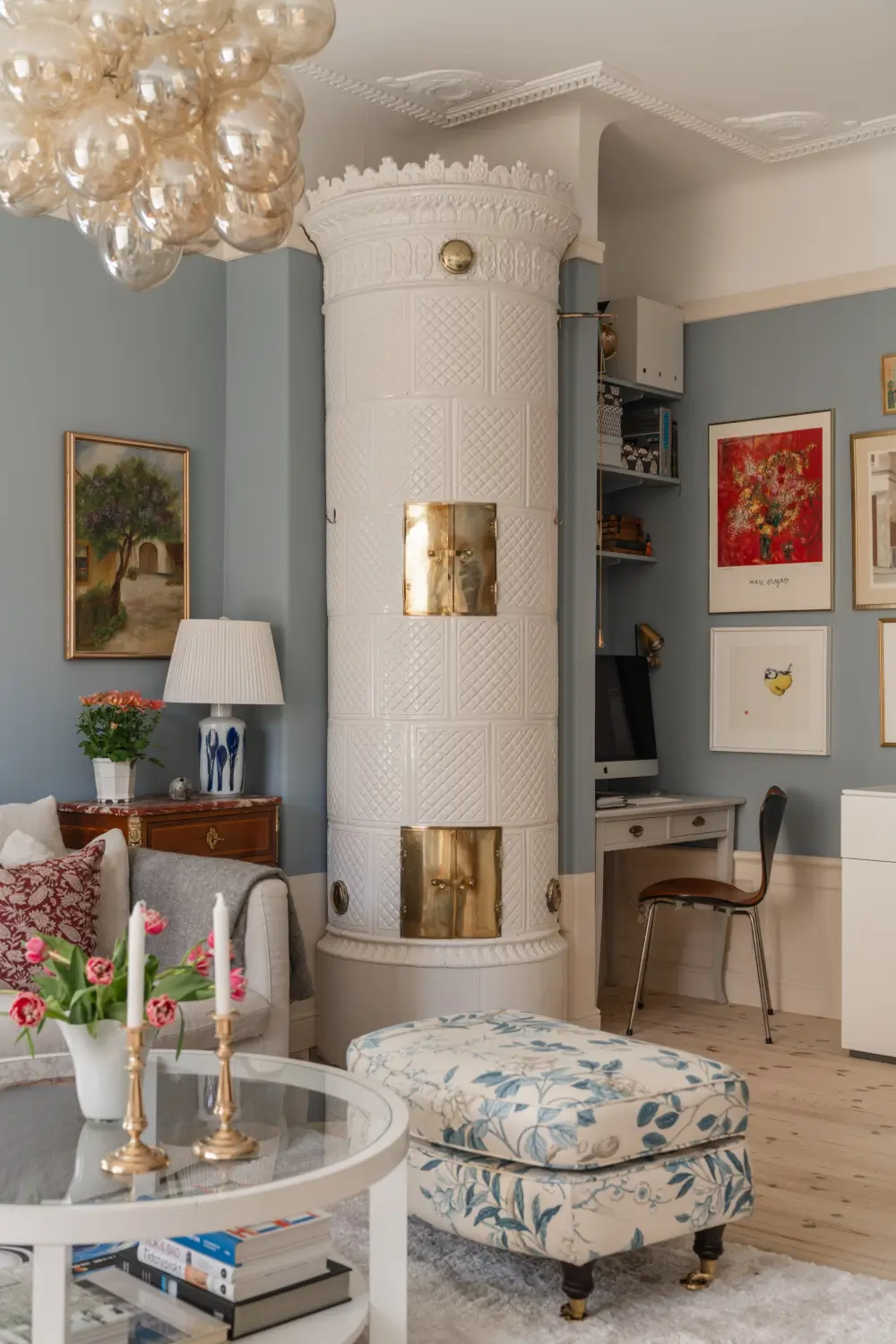 Cozy English Cottage-Style Interiors in an Early 20th-Century Stockholm Apartment 7 classic-interiors-blue-accents-stately-1910s-apartment-building-stockholm
