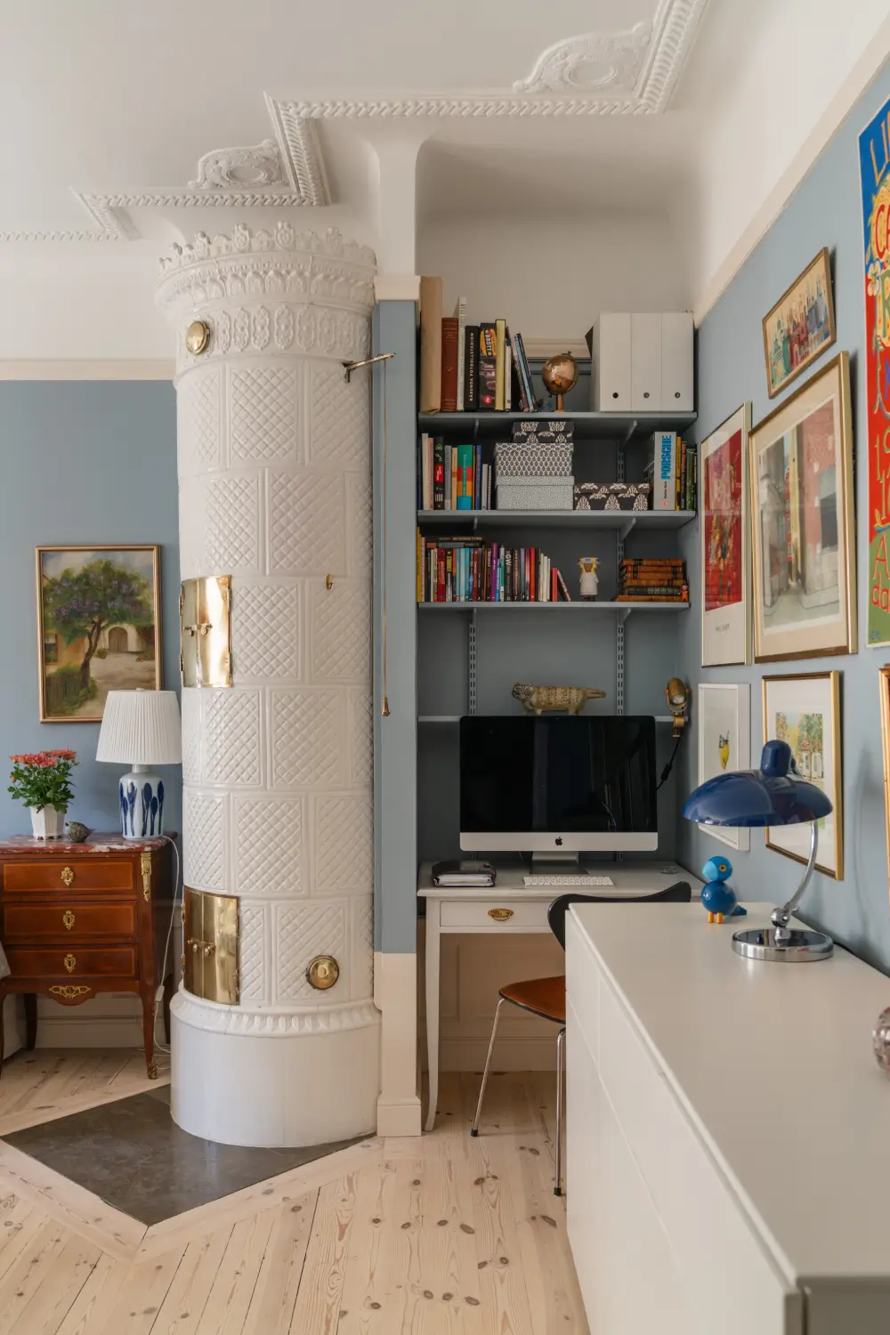 Cozy English Cottage-Style Interiors in an Early 20th-Century Stockholm Apartment 9 classic-interiors-blue-accents-stately-1910s-apartment-building-stockholm