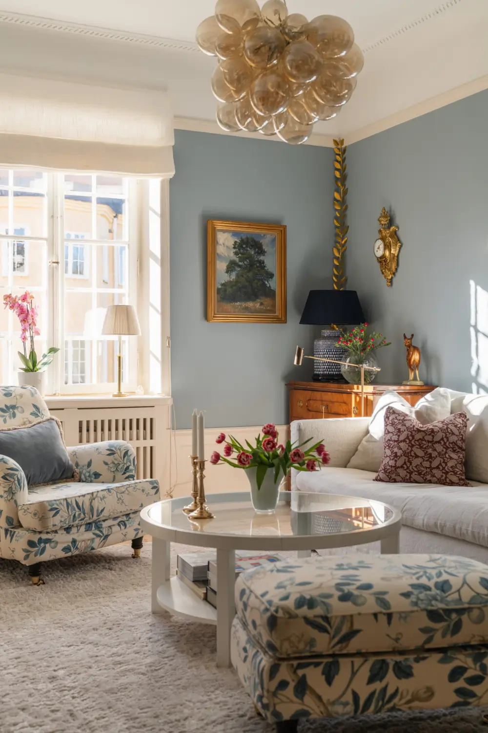 Cozy English Cottage-Style Interiors in an Early 20th-Century Stockholm Apartment 4 classic-interiors-blue-accents-stately-1910s-apartment-building-stockholm