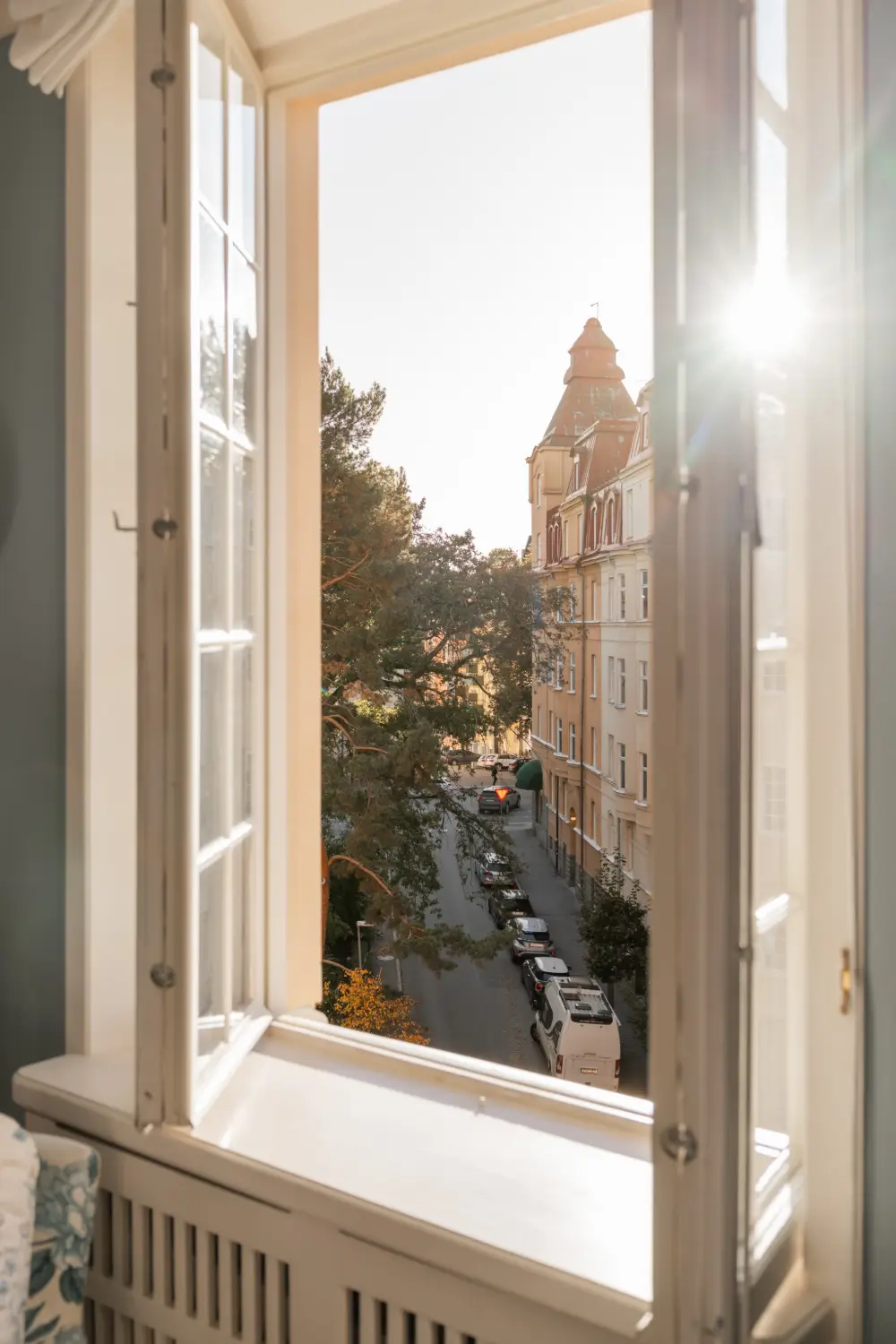 Cozy English Cottage-Style Interiors in an Early 20th-Century Stockholm Apartment 5 classic-interiors-blue-accents-stately-1910s-apartment-building-stockholm