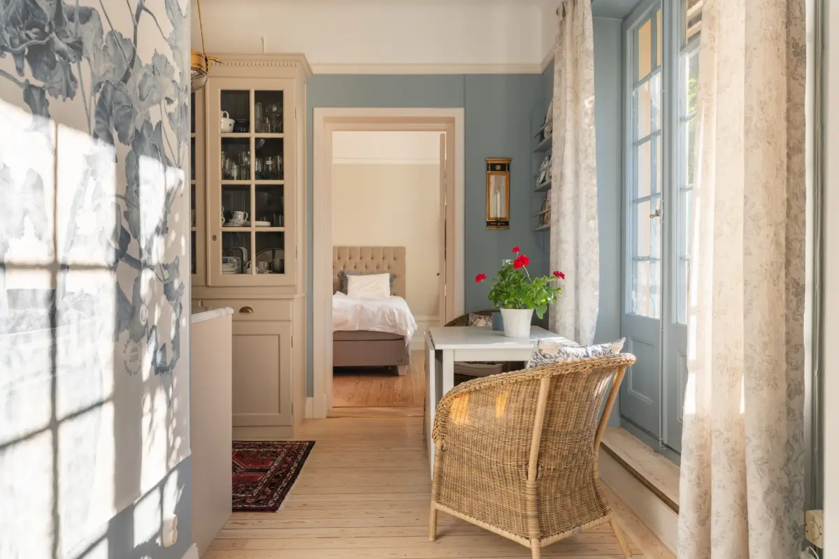 Cozy English Cottage-Style Interiors in an Early 20th-Century Stockholm Apartment 12 classic-interiors-blue-accents-stately-1910s-apartment-building-stockholm