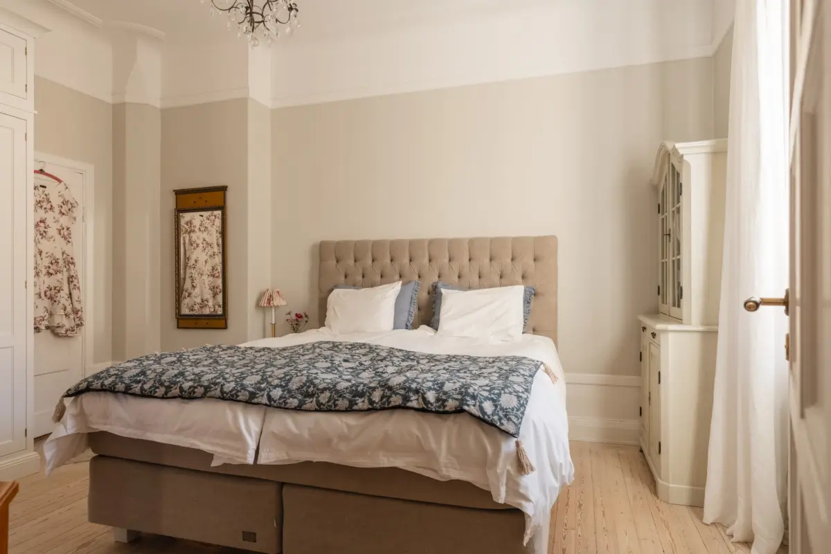 Cozy English Cottage-Style Interiors in an Early 20th-Century Stockholm Apartment 27 classic-interiors-blue-accents-stately-1910s-apartment-building-stockholm