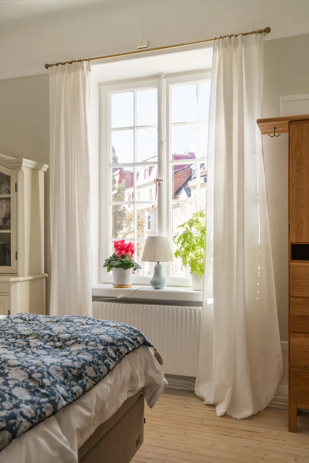 Cozy English Cottage-Style Interiors in an Early 20th-Century Stockholm Apartment 31 classic-interiors-blue-accents-stately-1910s-apartment-building-stockholm