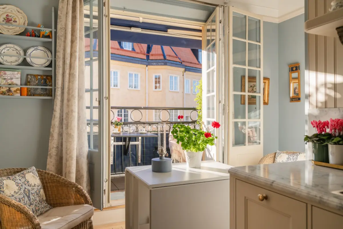 Cozy English Cottage-Style Interiors in an Early 20th-Century Stockholm Apartment 22 classic-interiors-blue-accents-stately-1910s-apartment-building-stockholm