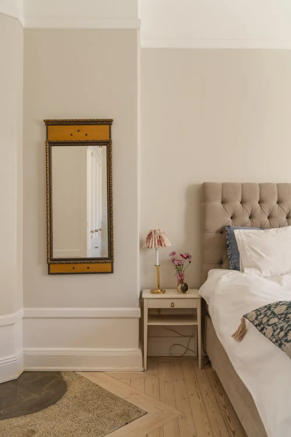 Cozy English Cottage-Style Interiors in an Early 20th-Century Stockholm Apartment 29 classic-interiors-blue-accents-stately-1910s-apartment-building-stockholm