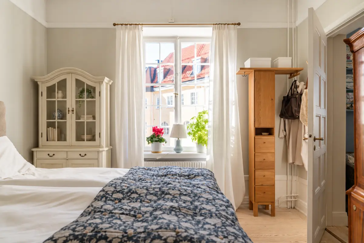 Cozy English Cottage-Style Interiors in an Early 20th-Century Stockholm Apartment 30 classic-interiors-blue-accents-stately-1910s-apartment-building-stockholm