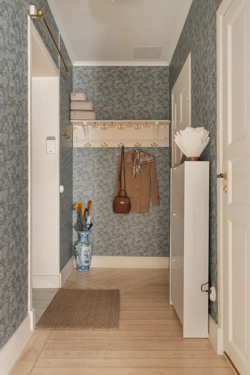 Cozy English Cottage-Style Interiors in an Early 20th-Century Stockholm Apartment 34 classic-interiors-blue-accents-stately-1910s-apartment-building-stockholm