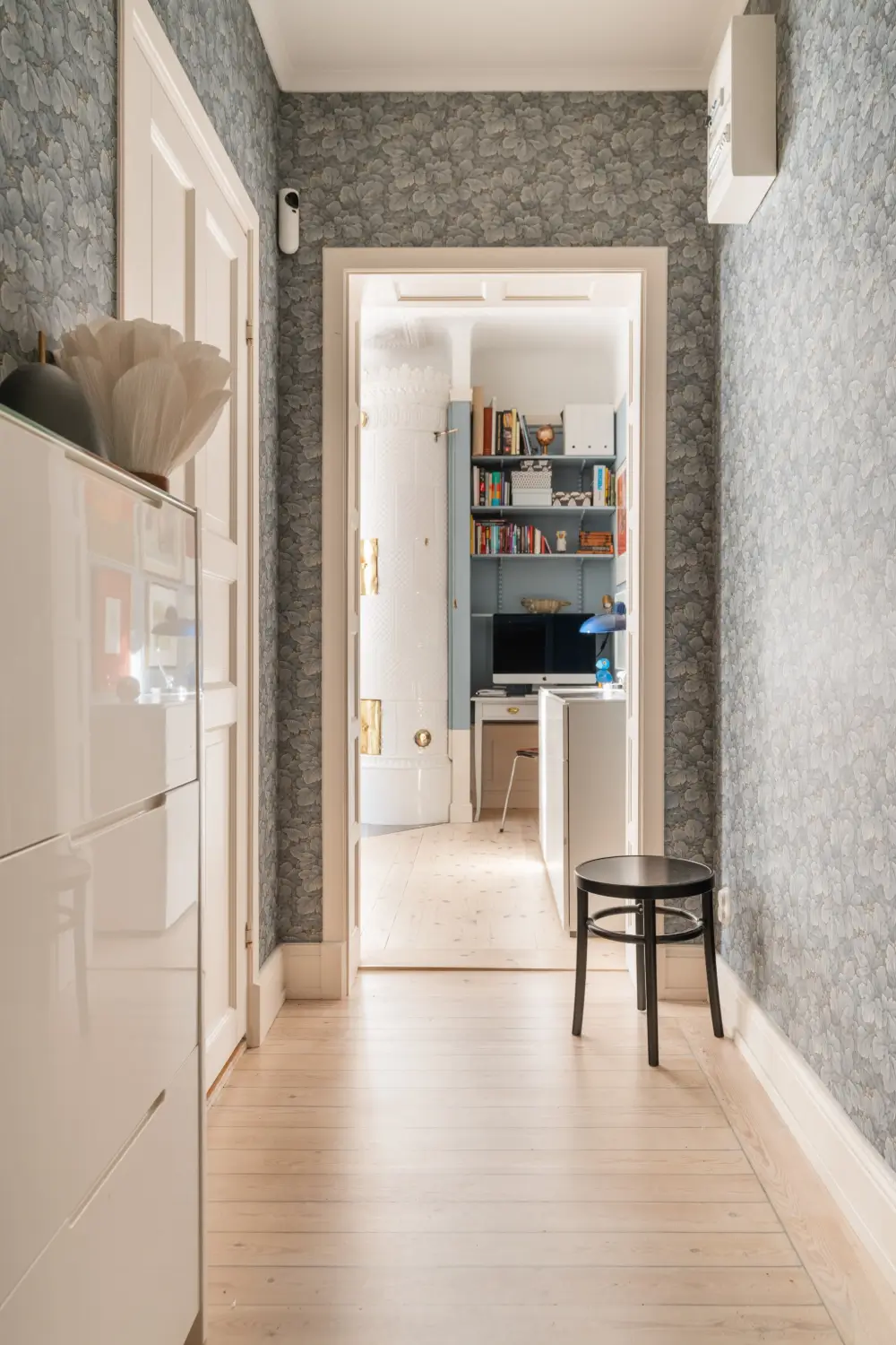 Cozy English Cottage-Style Interiors in an Early 20th-Century Stockholm Apartment 33 classic-interiors-blue-accents-stately-1910s-apartment-building-stockholm