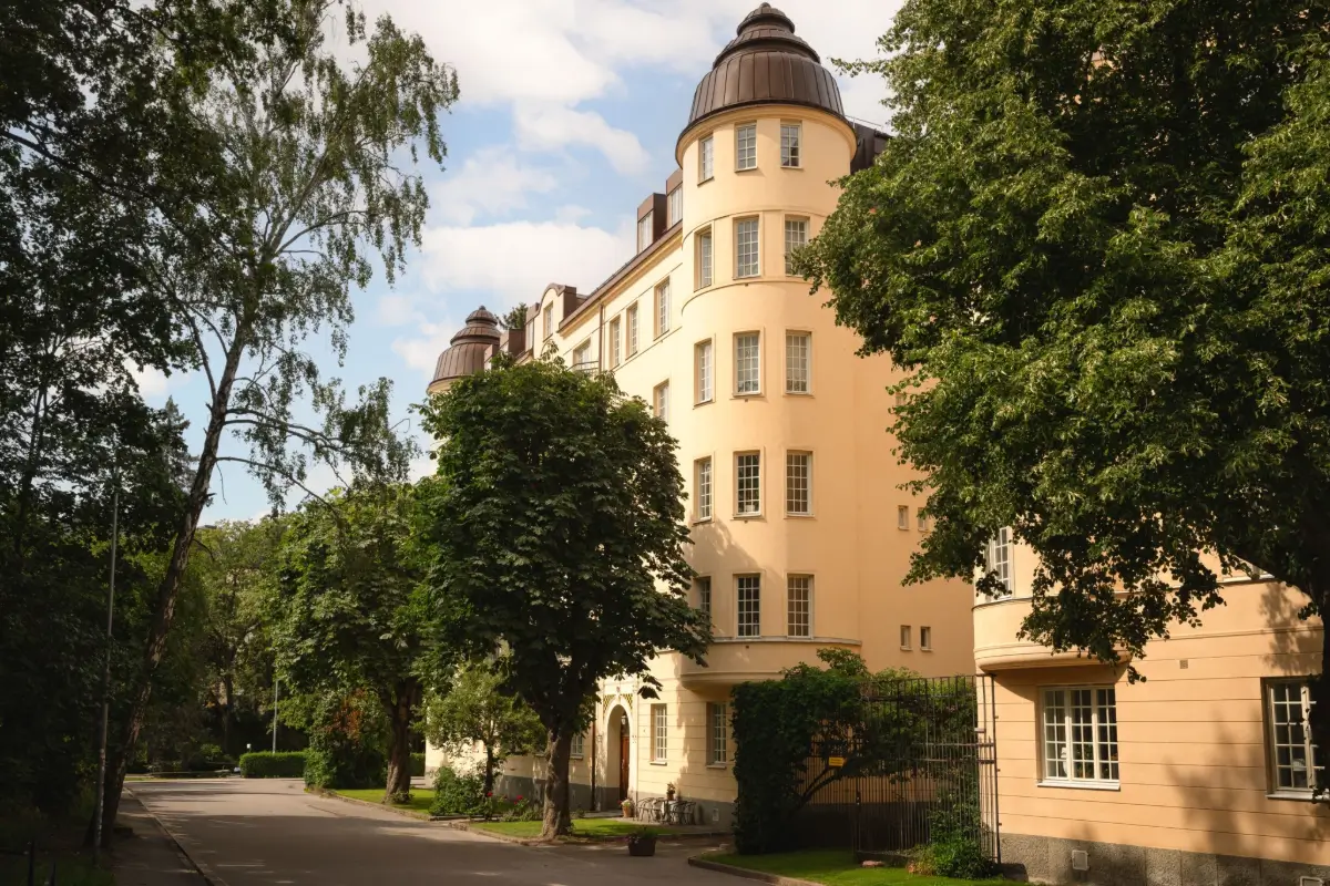 Cozy English Cottage-Style Interiors in an Early 20th-Century Stockholm Apartment 37 classic-interiors-blue-accents-stately-1910s-apartment-building-stockholm