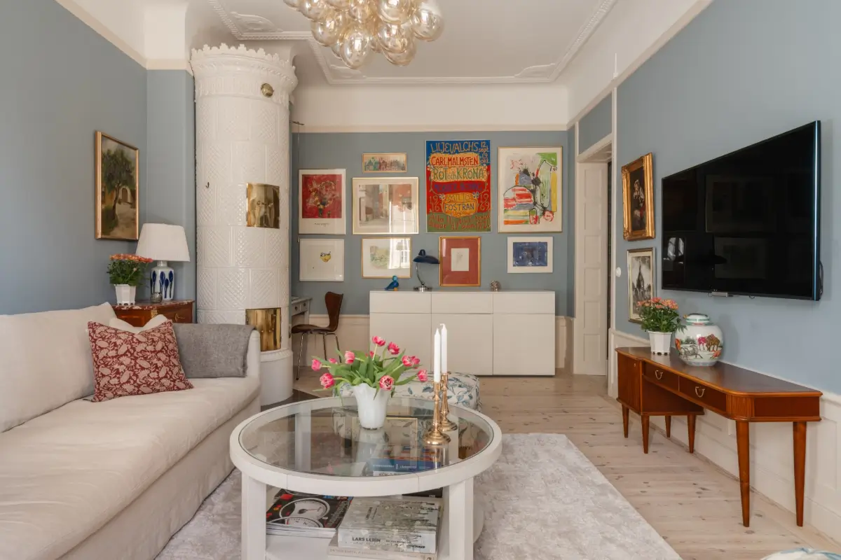 Cozy English Cottage-Style Interiors in an Early 20th-Century Stockholm Apartment 10 classic-interiors-blue-accents-stately-1910s-apartment-building-stockholm