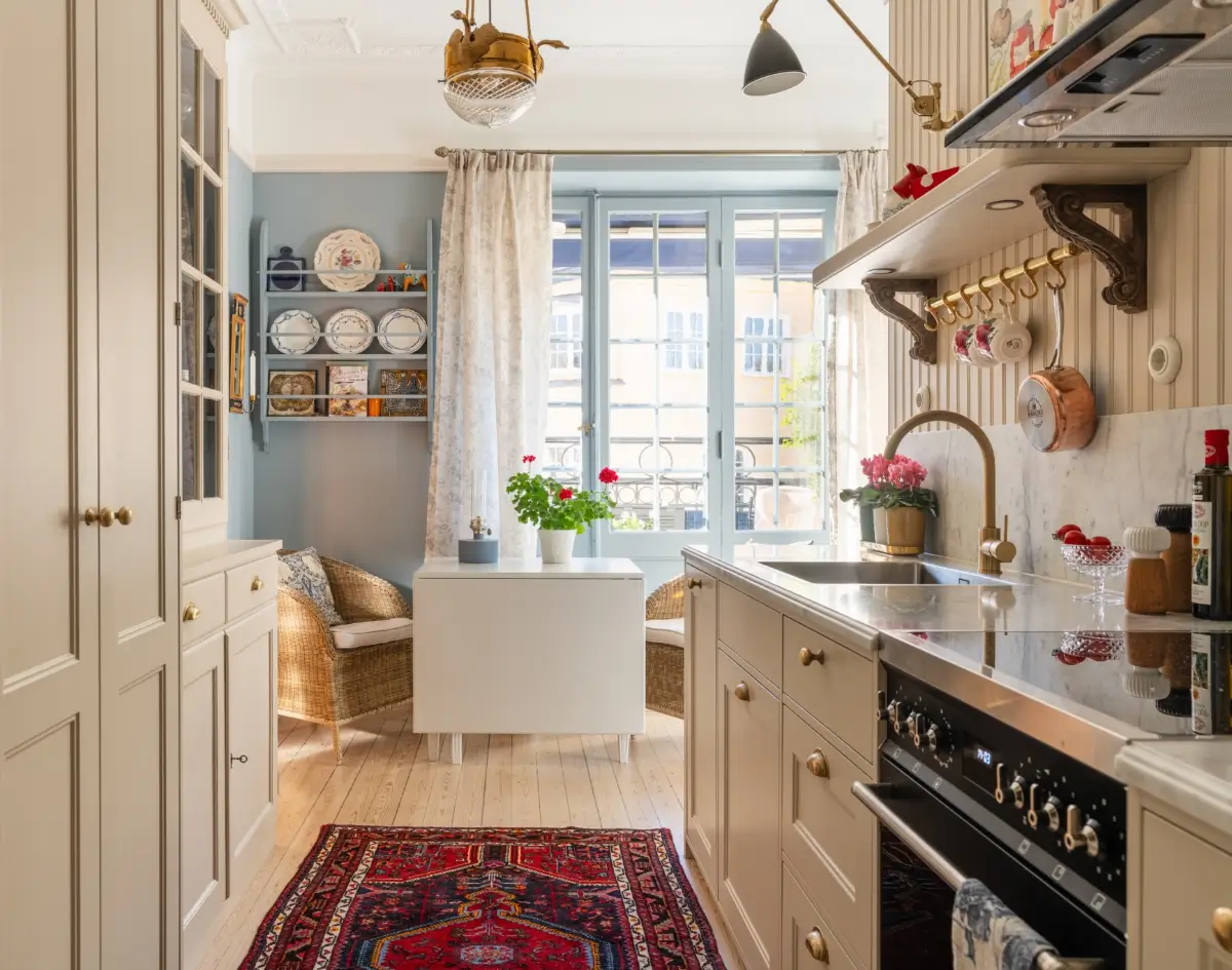 Cozy English Cottage-Style Interiors in an Early 20th-Century Stockholm Apartment 13 classic-interiors-blue-accents-stately-1910s-apartment-building-stockholm