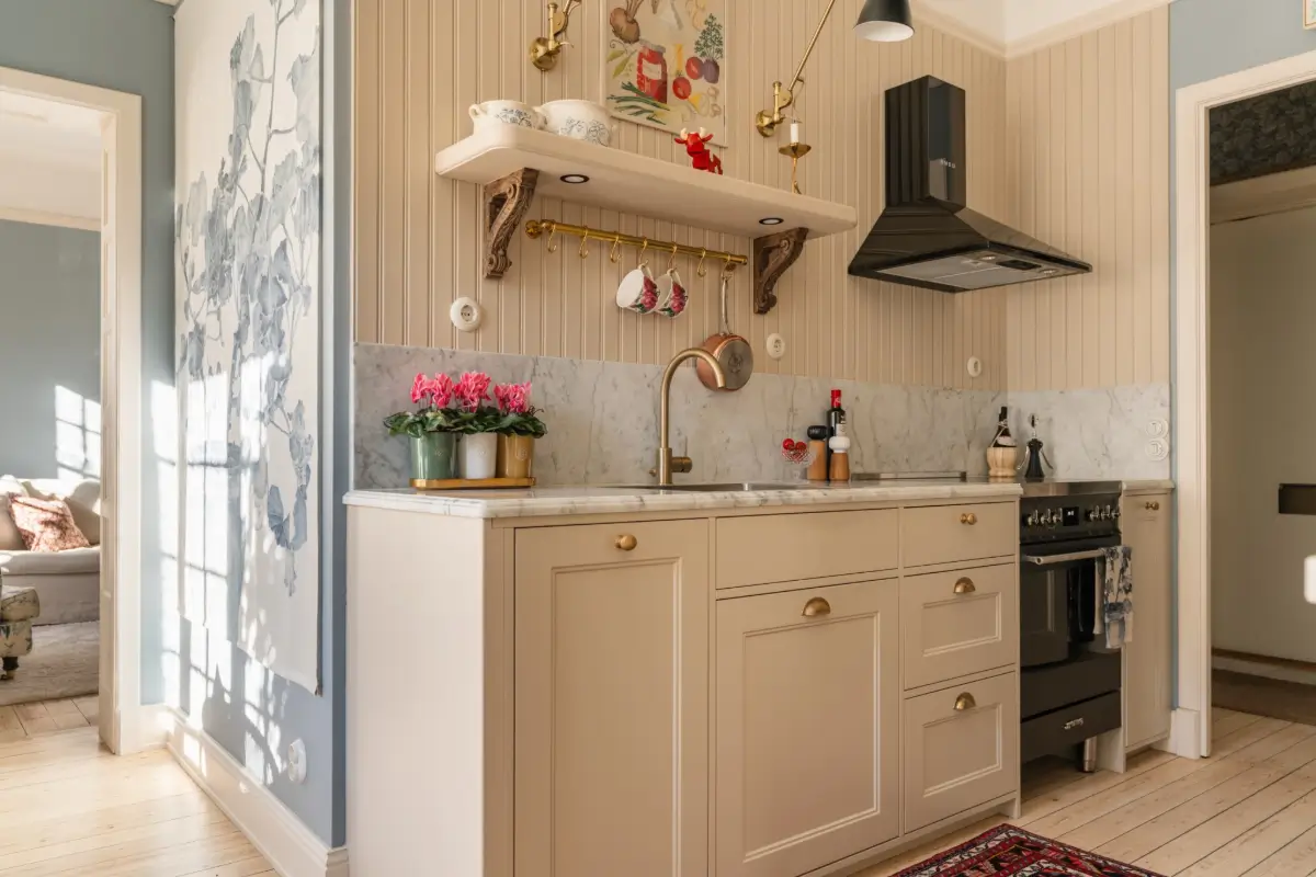 Cozy English Cottage-Style Interiors in an Early 20th-Century Stockholm Apartment 14 classic-interiors-blue-accents-stately-1910s-apartment-building-stockholm