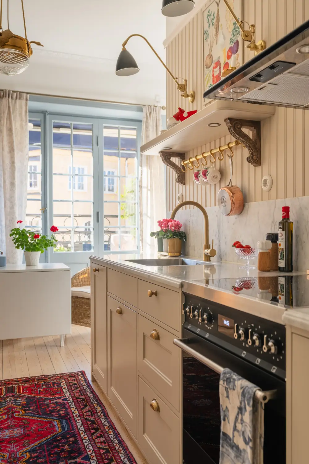 Cozy English Cottage-Style Interiors in an Early 20th-Century Stockholm Apartment 15 classic-interiors-blue-accents-stately-1910s-apartment-building-stockholm