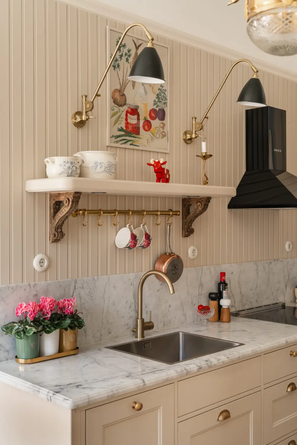 Cozy English Cottage-Style Interiors in an Early 20th-Century Stockholm Apartment 16 classic-interiors-blue-accents-stately-1910s-apartment-building-stockholm