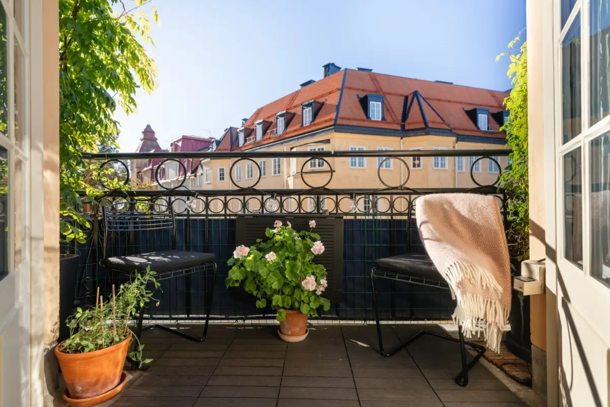 Cozy English Cottage-Style Interiors in an Early 20th-Century Stockholm Apartment 25 classic-interiors-blue-accents-stately-1910s-apartment-building-stockholm
