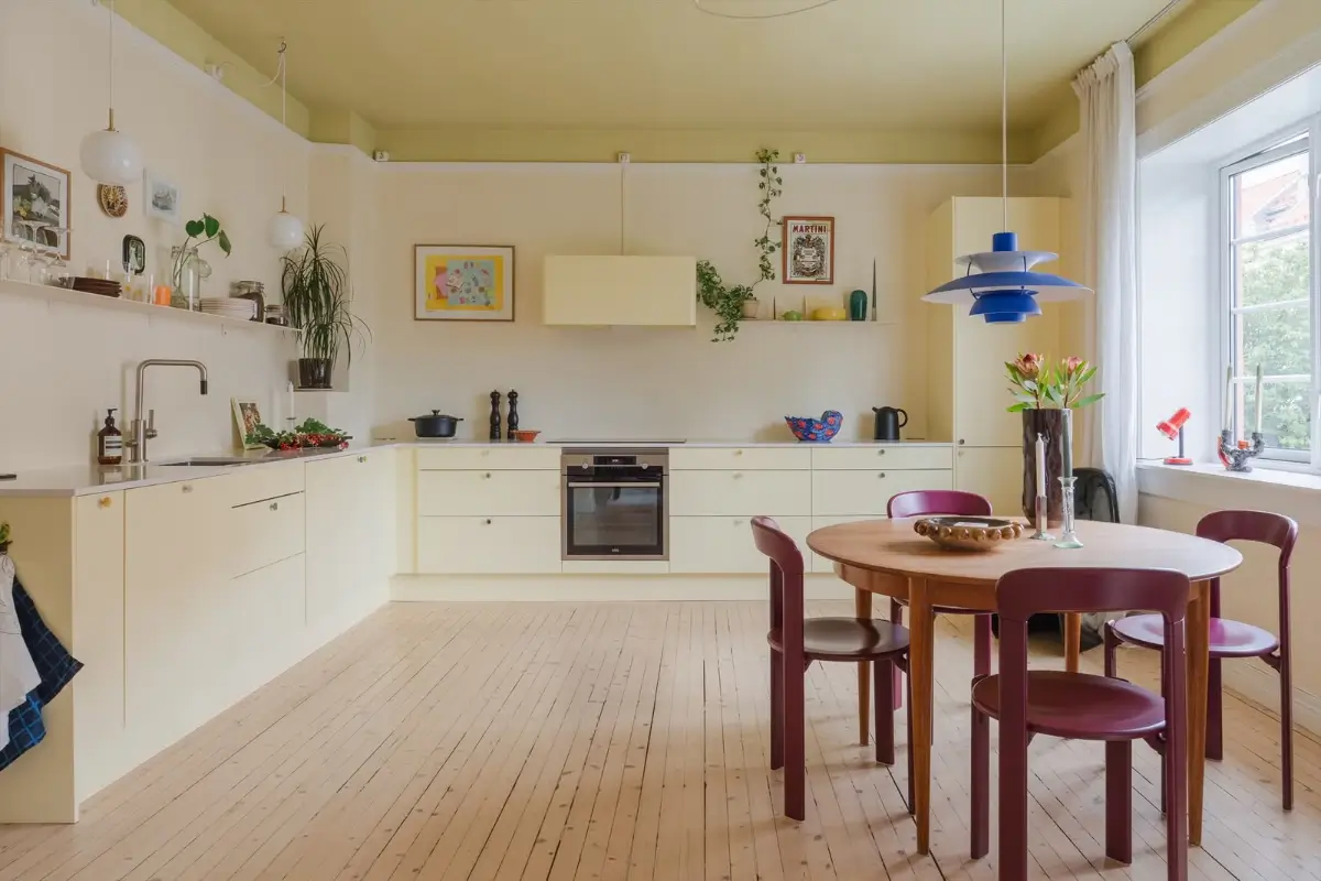 Painted Ceilings and 1930s Elements in a Colorful Oslo Apartment 8 colorful-1930s-apartment-oslo