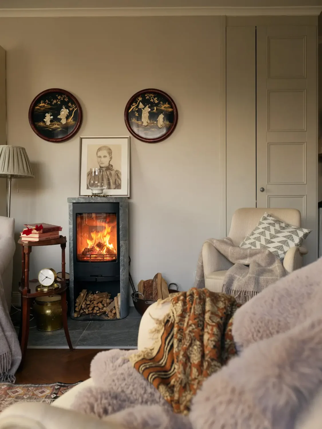Cozy Interiors with Antiques and Art in an Art Nouveau Stockholm Apartment 3 cozy-apartment-large-windows-art-nouveau-building-gamla-enskede-stockholm-nordroom