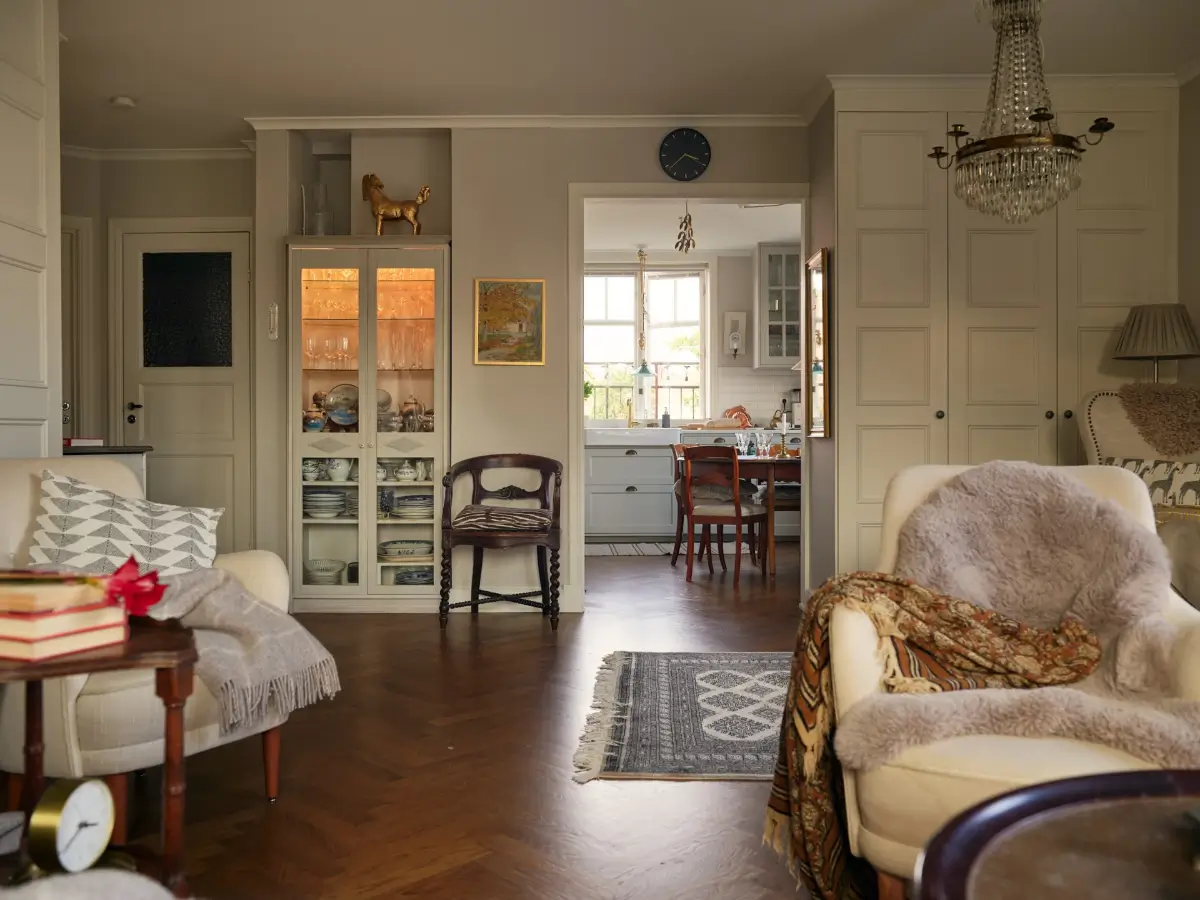 Cozy Interiors with Antiques and Art in an Art Nouveau Stockholm Apartment 6 cozy-apartment-large-windows-art-nouveau-building-gamla-enskede-stockholm-nordroom