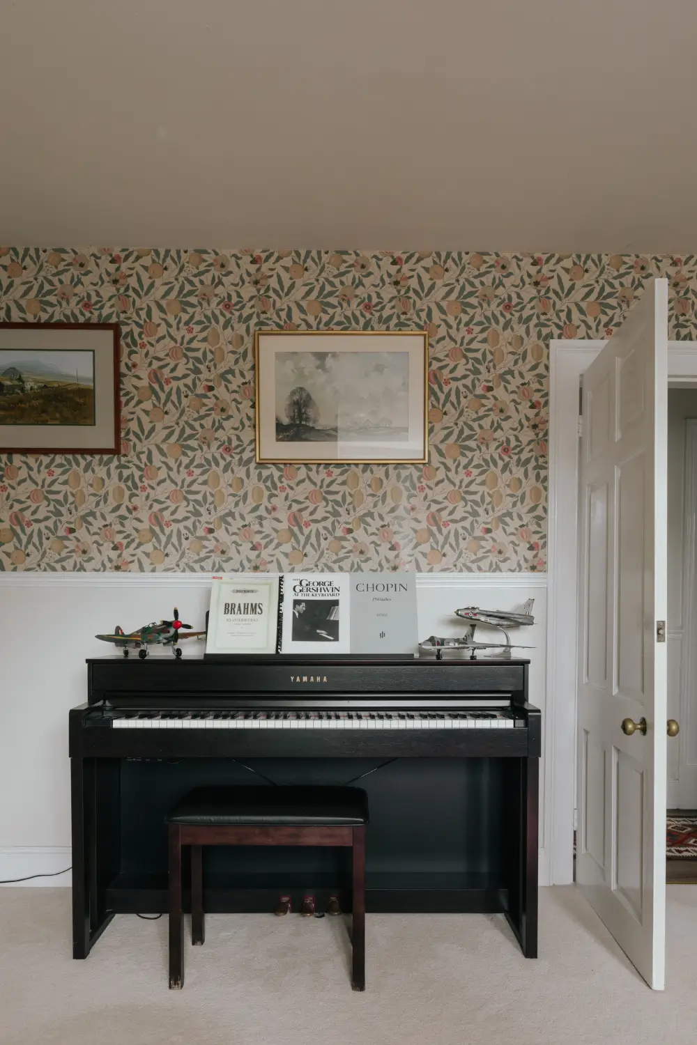 William Morris Wallpaper in a Cozy Georgian Attic Apartment 5 cozy-attic-apartment-georgian-mansion-house-england-nordroom