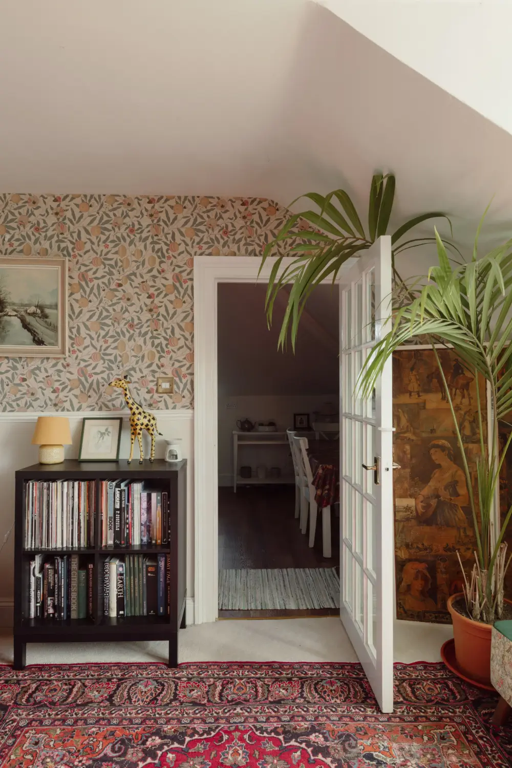 William Morris Wallpaper in a Cozy Georgian Attic Apartment 6 cozy-attic-apartment-georgian-mansion-house-england-nordroom