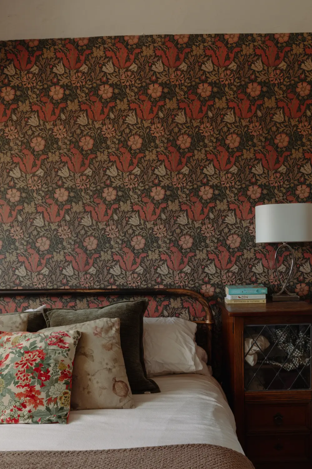William Morris Wallpaper in a Cozy Georgian Attic Apartment 13 cozy-attic-apartment-georgian-mansion-house-england-nordroom