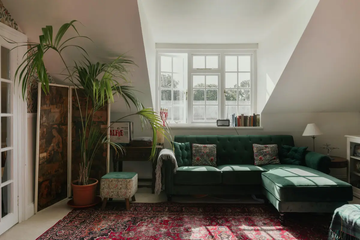 William Morris Wallpaper in a Cozy Georgian Attic Apartment 3 cozy-attic-apartment-georgian-mansion-house-england-nordroom