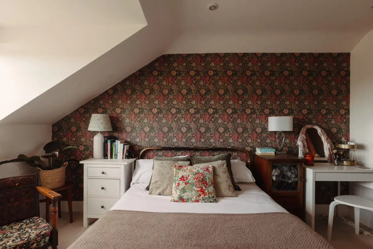 William Morris Wallpaper in a Cozy Georgian Attic Apartment 12 cozy-attic-apartment-georgian-mansion-house-england-nordroom