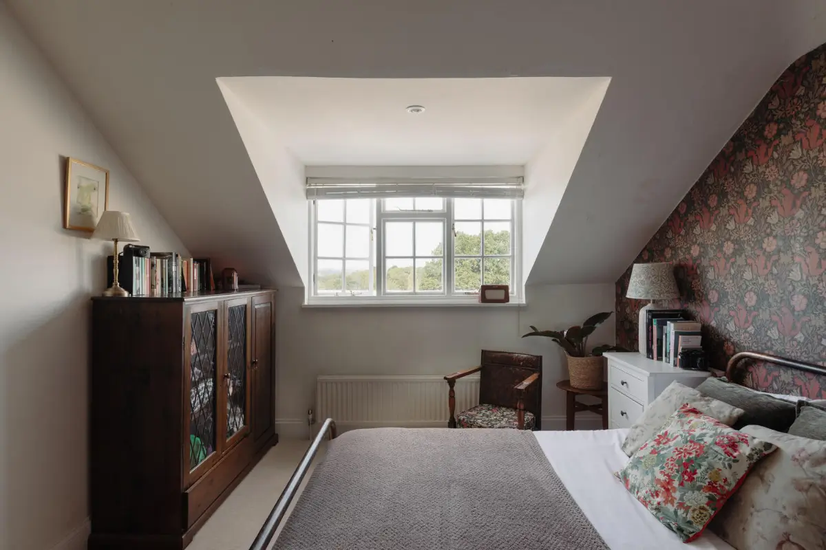 William Morris Wallpaper in a Cozy Georgian Attic Apartment 11 cozy-attic-apartment-georgian-mansion-house-england-nordroom