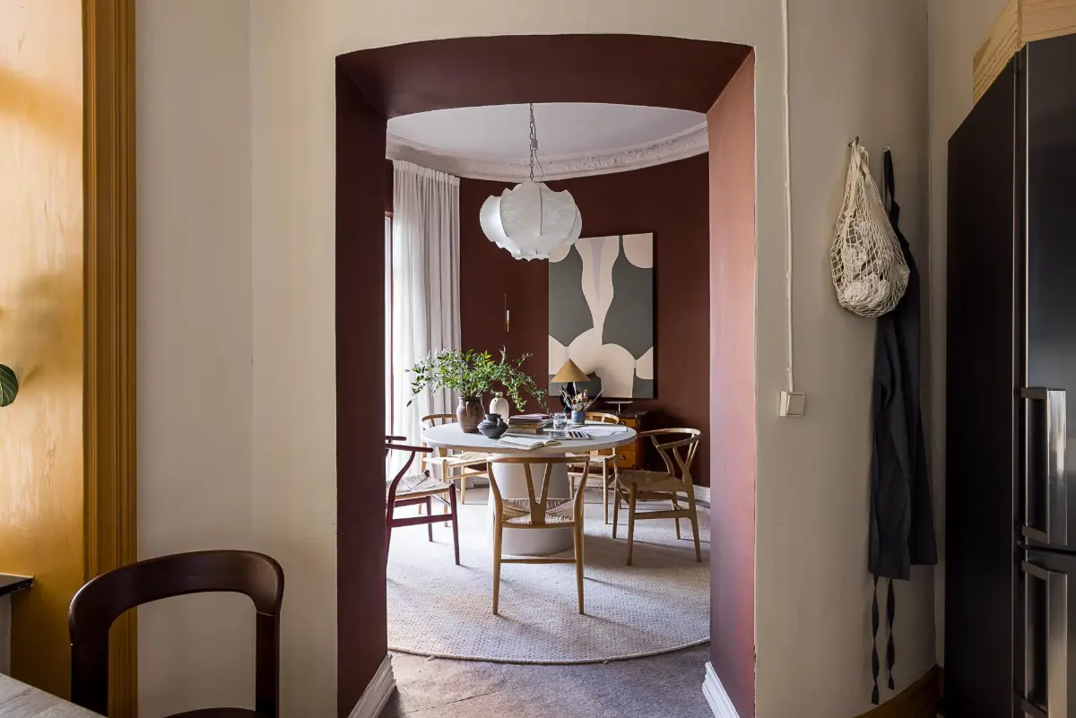 A Round Dining Room in a Turn-of-the-Century Family Apartment 26 cozy-early-20th-century-family-apartment-sweden