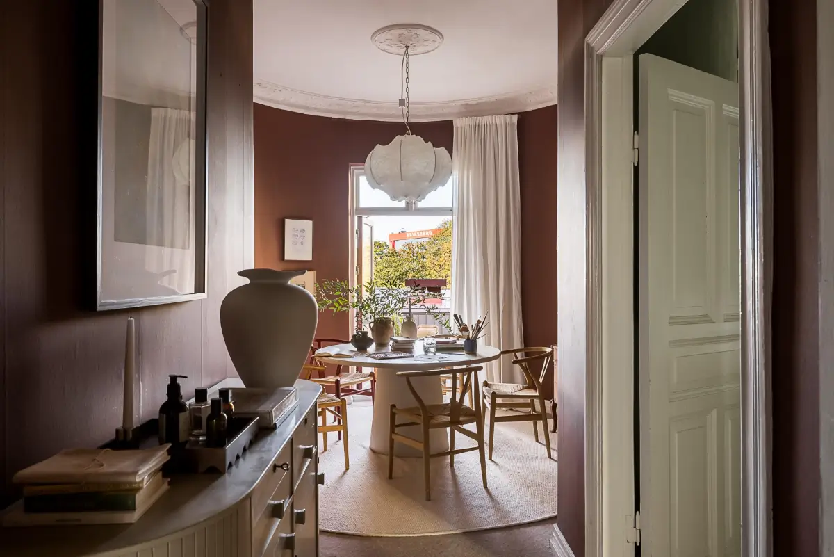 A Round Dining Room in a Turn-of-the-Century Family Apartment 34 cozy-early-20th-century-family-apartment-sweden