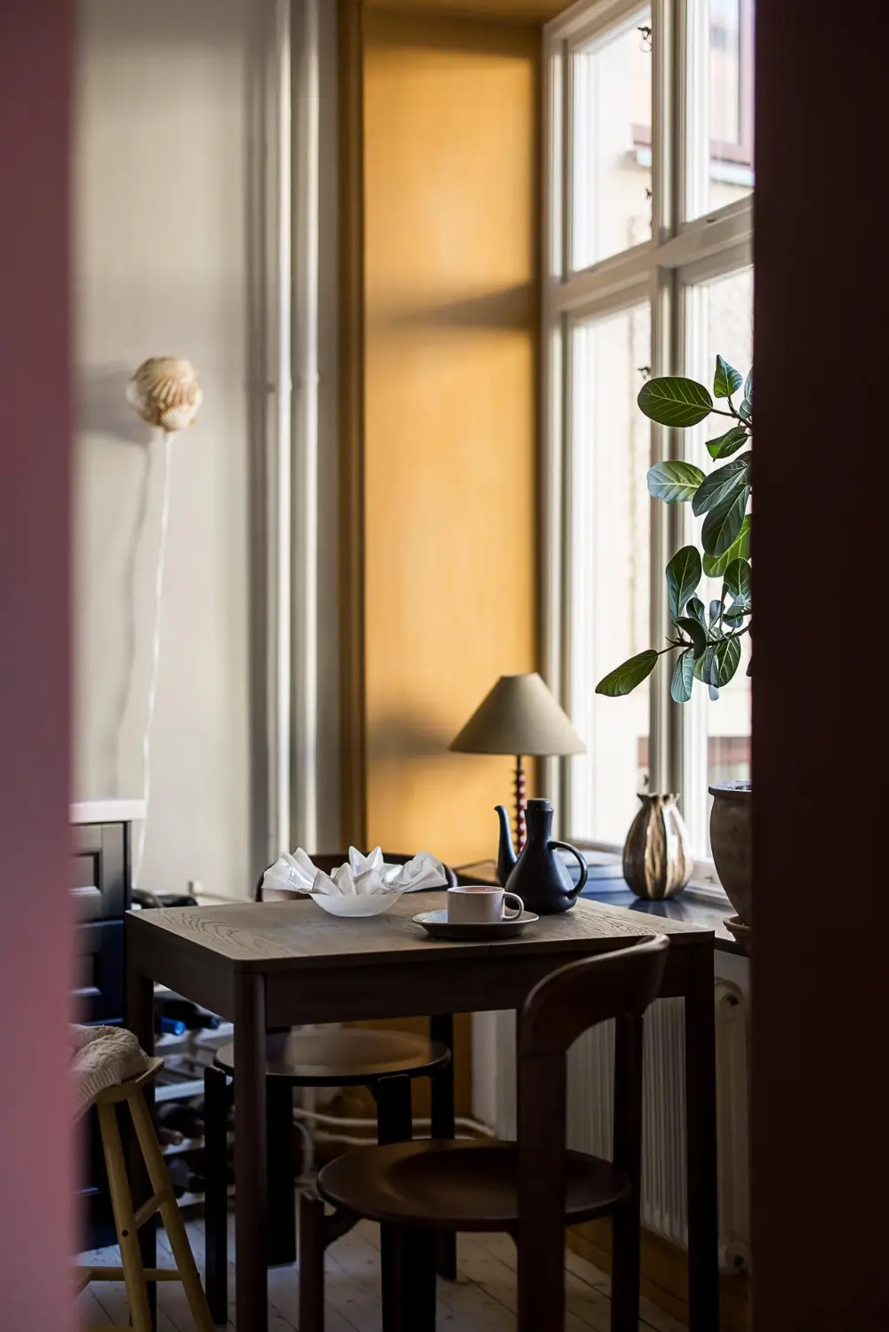 A Round Dining Room in a Turn-of-the-Century Family Apartment 25 cozy-early-20th-century-family-apartment-sweden