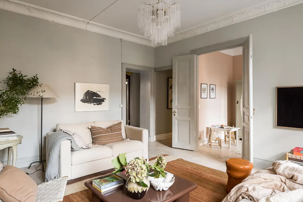 A Round Dining Room in a Turn-of-the-Century Family Apartment 4 cozy-early-20th-century-family-apartment-sweden