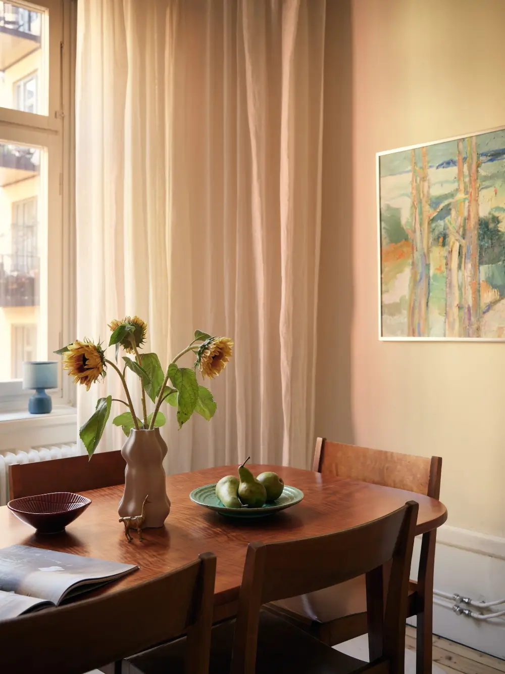 Serene Rooms in a Row with Color Accents in an Early 20th-Century Apartment 4 original-charm-early-20th-century-scandinavian-apartment-nordroom