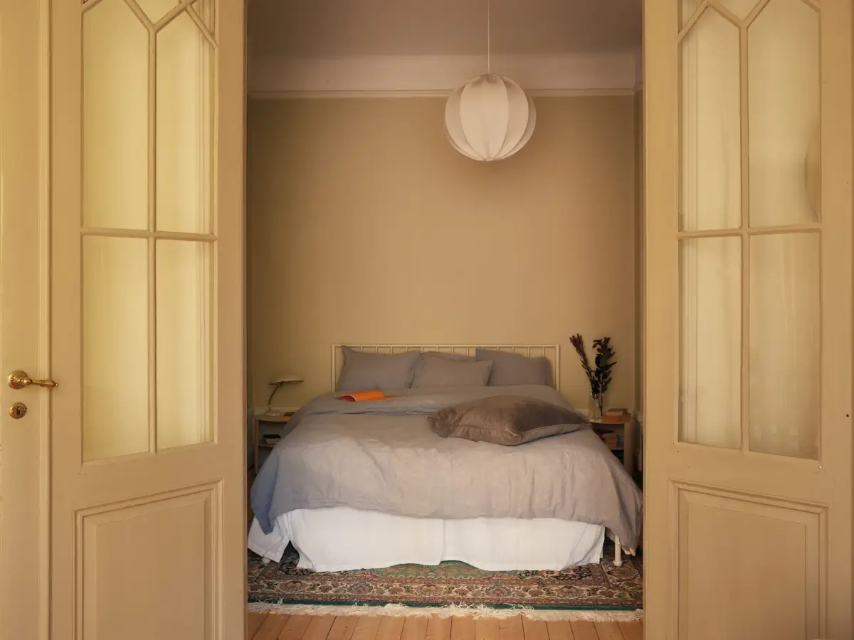 Serene Rooms in a Row with Color Accents in an Early 20th-Century Apartment 25 original-charm-early-20th-century-scandinavian-apartment-nordroom