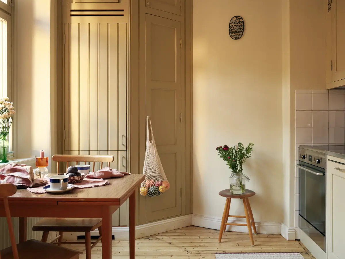 Serene Rooms in a Row with Color Accents in an Early 20th-Century Apartment 10 original-charm-early-20th-century-scandinavian-apartment-nordroom