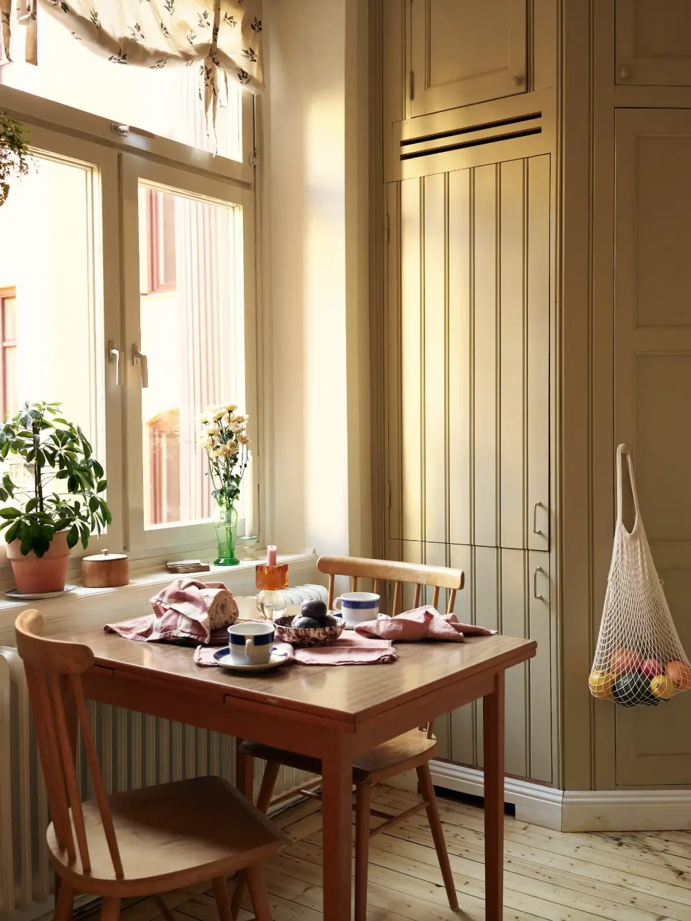 Serene Rooms in a Row with Color Accents in an Early 20th-Century Apartment 15 original-charm-early-20th-century-scandinavian-apartment-nordroom