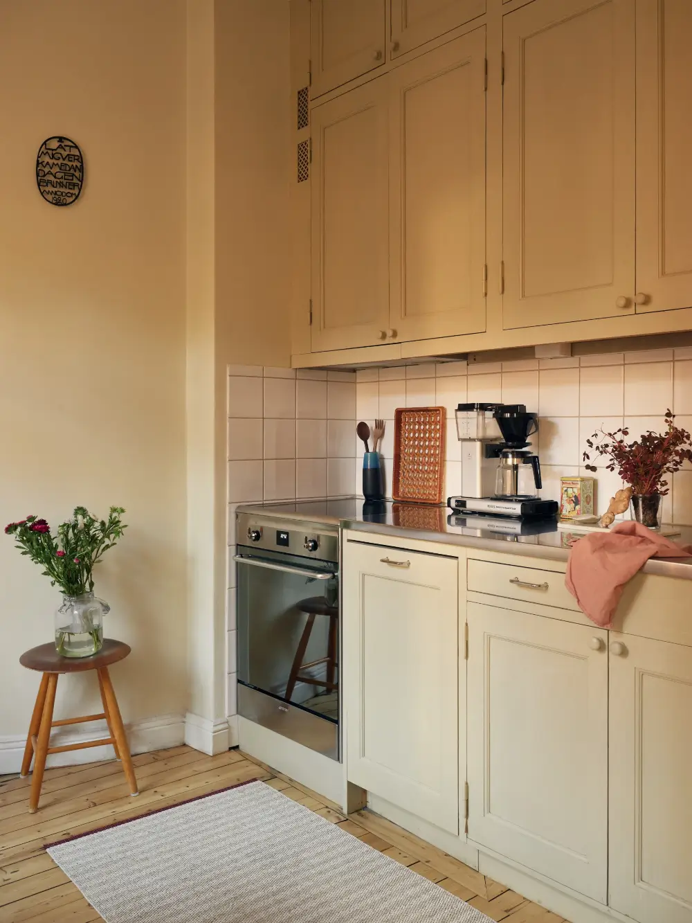Serene Rooms in a Row with Color Accents in an Early 20th-Century Apartment 11 original-charm-early-20th-century-scandinavian-apartment-nordroom