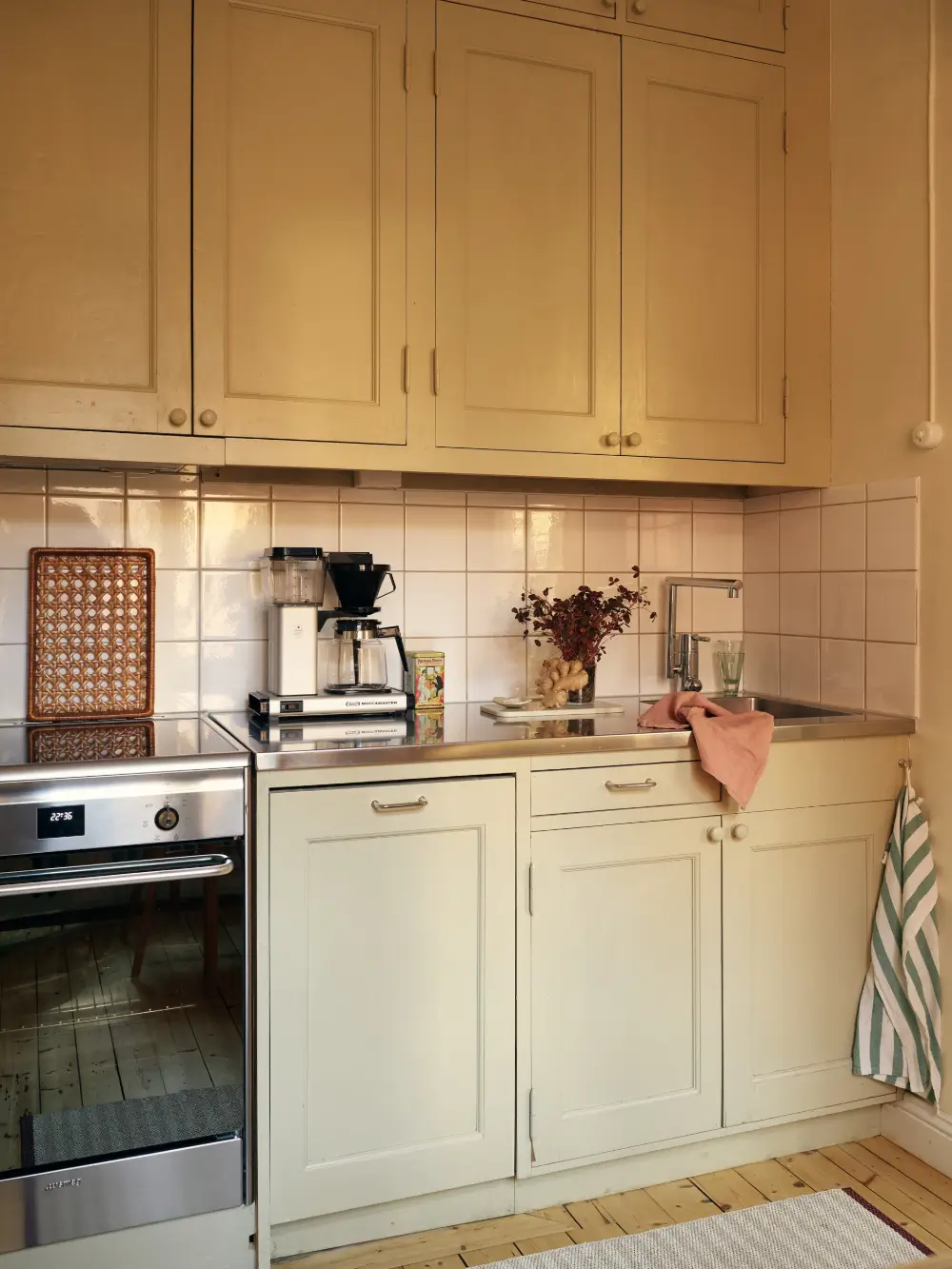 Serene Rooms in a Row with Color Accents in an Early 20th-Century Apartment 13 original-charm-early-20th-century-scandinavian-apartment-nordroom