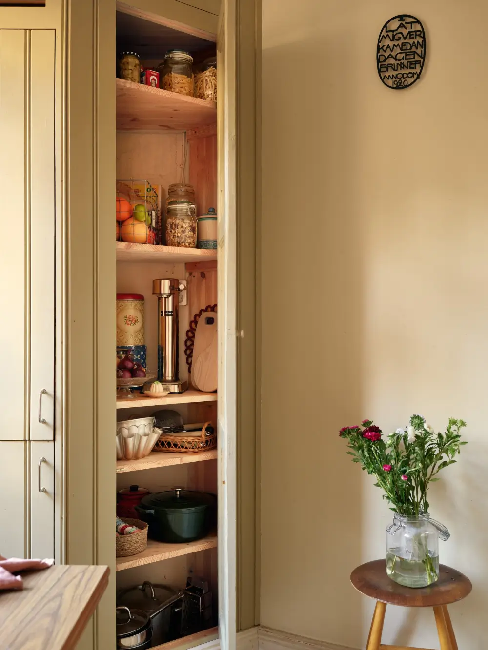 Serene Rooms in a Row with Color Accents in an Early 20th-Century Apartment 14 original-charm-early-20th-century-scandinavian-apartment-nordroom