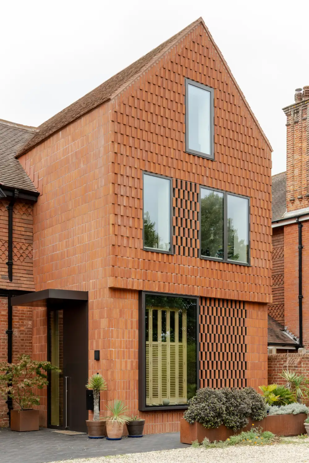 A Douglas Fir Extension Wraps Around an Arts and Crafts House in Petersfield 33 reimagined-arts-crafts-house-england