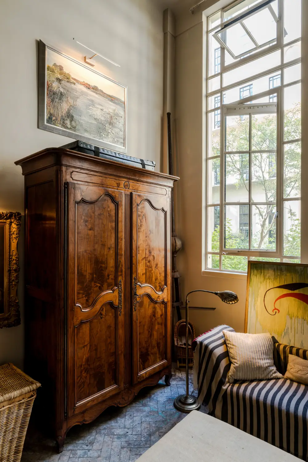 A Calm Palette and Soaring Windows for a Small Loft in a London Beaux Arts Building 3 small-loft-apartment-beaux-arts-building-north-london-nordroom