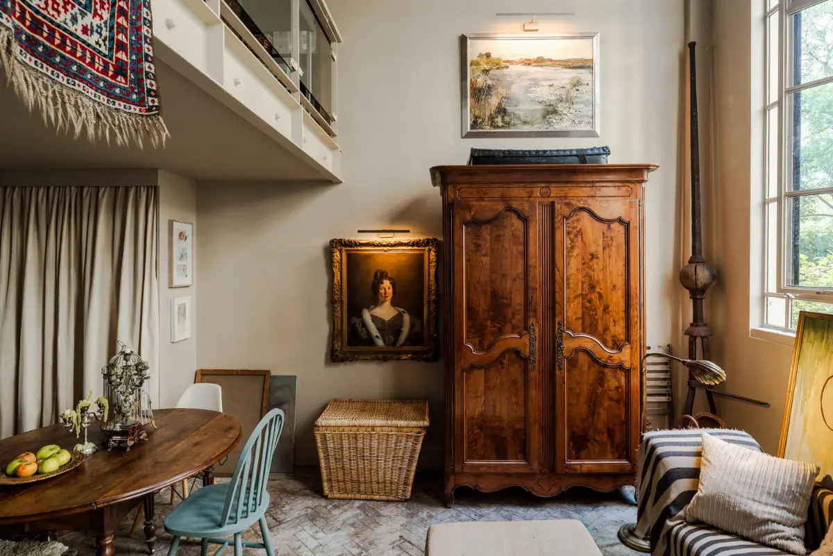 A Calm Palette and Soaring Windows for a Small Loft in a London Beaux Arts Building 5 small-loft-apartment-beaux-arts-building-north-london-nordroom