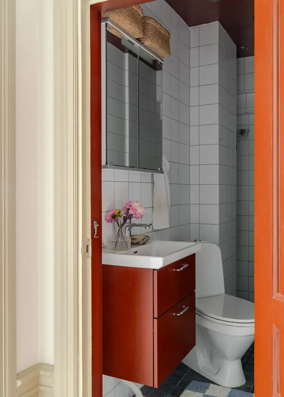 A Serene Palette with Red Pop of Color in an Early 20th-Century Apartment 36 soft-color-palette-red-accents-1912-apartment-stockholm