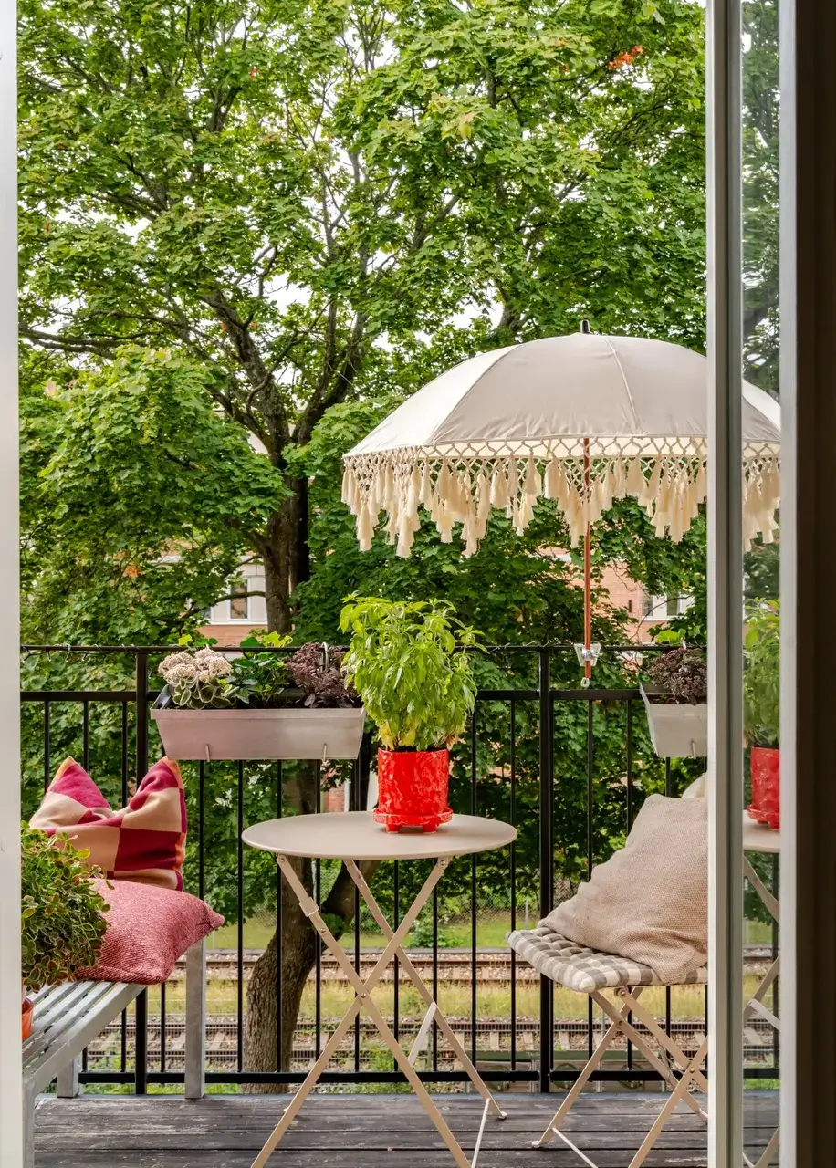 A Serene Palette with Red Pop of Color in an Early 20th-Century Apartment 9 soft-color-palette-red-accents-1912-apartment-stockholm