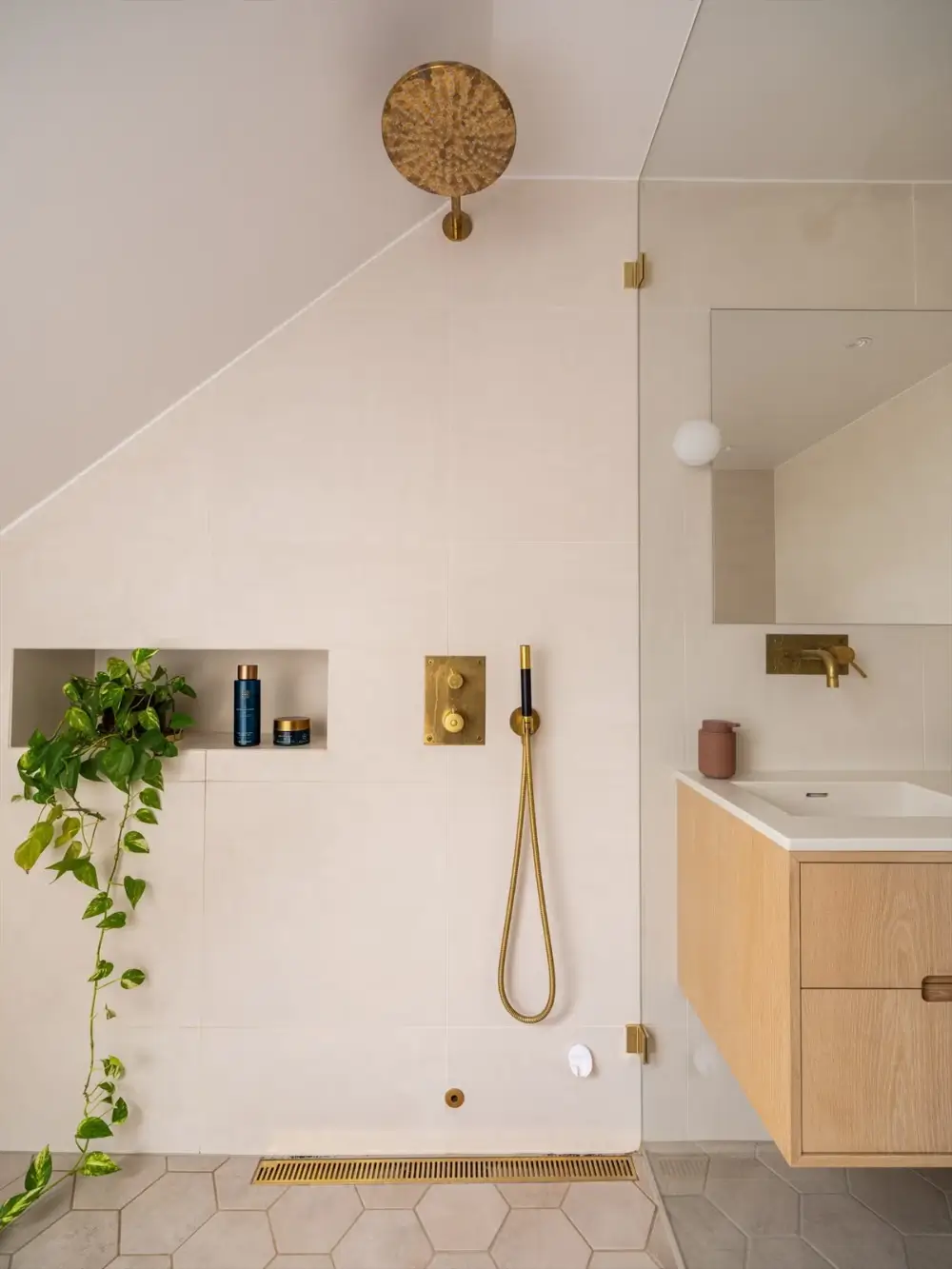A Modern Loft Conversion and Classic 1920s Elements in an Oslo Apartment 45 unique-duplex-apartment-oslo