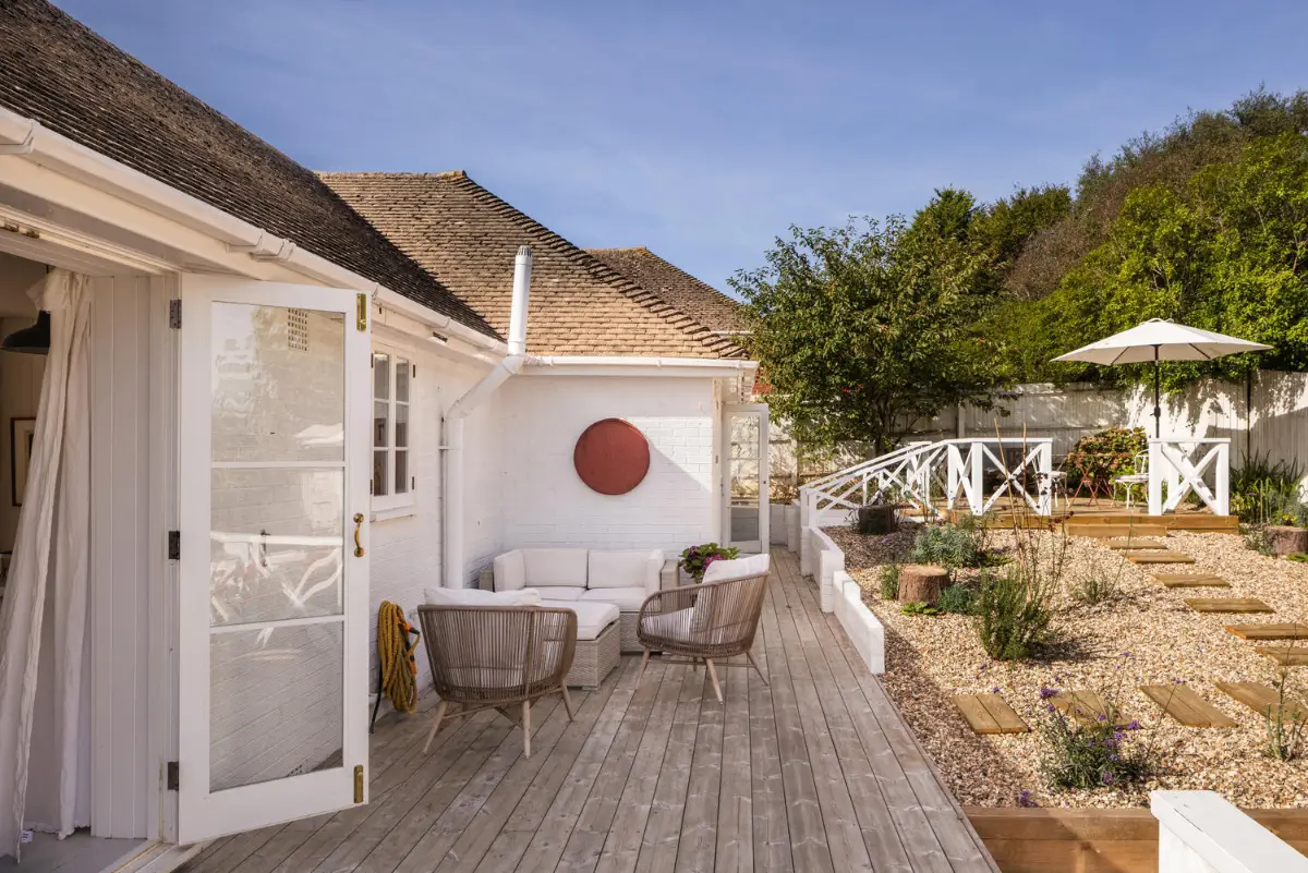 A Light-Filled Coastal Home with Sea Views and Charming Gardens in East Sussex 17 whitewashed-beach-style-interiors-seaside-cottage-england-nordroom